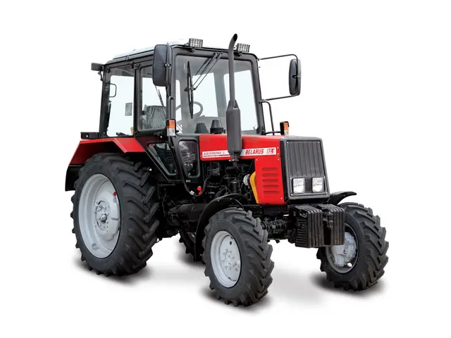 Dizel motor tipa D-243 pruža snagu od 60 kW (81 KS), što čini ovaj traktor sposobnim za različite zadatke u poljoprivredi.